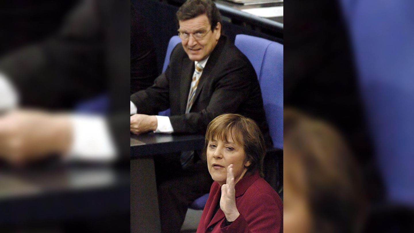 Runder Geburtstag: 2000: Nach der Spendenaffäre verliert die CDU die Bundestagswahlen 1998, die SPD mit Kanzler Gerhard Schröder kommt an die Macht. Merkel übernimmt die Führung der CDU und versucht die Partei nach der Spendenaffäre zu konsolidieren. Vielen alteingesessenen (männlichen) Christdemokraten fällt es schwer, eine Frau an der Spitze der zu akzeptieren. Doch Merkel beweist Führungsstärke und kann ihre Kritiker überzeugen. 2000: Nach der Spendenaffäre verliert die CDU die Bundestagswahlen 1998, die SPD mit Kanzler Gerhard Schröder kommt an die Macht. Merkel übernimmt die Führung der CDU und versucht die Partei nach der Spendenaffäre zu konsolidieren. Vielen alteingesessenen (männlichen) Christdemokraten fällt es schwer, eine Frau an der Spitze der zu akzeptieren. Doch Merkel beweist Führungsstärke und kann ihre Kritiker überzeugen.