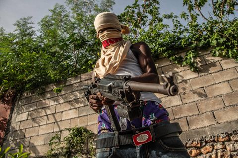 Chériziers Banden sind längst mächtiger und mit besseren Waffen ausgestattet als die haitianische Polizei, ...