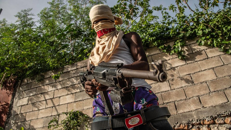 Chériziers Banden sind längst mächtiger und mit besseren Waffen ausgestattet als die haitianische Polizei, ...