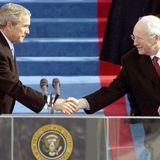 Dick Cheney und George W. Bush waren so ganz anders als die Bromance zwischen Biden und Obama. Die beiden waren keine Freunde. Sein Vize nannte Bush "den Mann", beschreibt der stern einmal die Beziehung. Nach seinem Amtsantritt holte Cheney seine Tätigkeit als Vorstandschef beim US-Bauunternehmen Haliburton ein und er kämpfte mit einem Bilanzskandal. Trotzdem bezeichneten mehrere Beobachter Cheney damals als den mächtigsten Vizepräsidenten aller Zeiten. So hörte Bush bei seiner Reaktion auf die Anschläge am 11. September 2001 auf ihn. Ebenso, als er 2003 den Krieg im Irak befahl. In einem Buch des bekannten US-Journalisten Bob Woodward zeichnete dieser 2004 das Bild eines Strippenziehers, eines "Kriegstreibers".    Vor dem Vize-Posten war Cheney schon einmal für einen Bush tätig, als Verteidigungsminister des Seniors, George H. W. Bush (1989-1993). Dieser beschrieb ihn in einer späteren Biografie als "Hardliner", der seinen Sohn schlecht beraten habe. Trotz aller Macht: Anders als seine Nachfolger wollte Cheney nie Präsident werden. Das habe ihn für Bush Junior zu einem guten Vize gemacht, sagte der einmal.