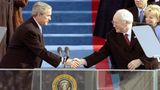 Dick Cheney und George W. Bush waren so ganz anders als die Bromance zwischen Biden und Obama. Die beiden waren keine Freunde. Sein Vize nannte Bush "den Mann", beschreibt der stern einmal die Beziehung. Nach seinem Amtsantritt holte Cheney seine Tätigkeit als Vorstandschef beim US-Bauunternehmen Haliburton ein und er kämpfte mit einem Bilanzskandal. Trotzdem bezeichneten mehrere Beobachter Cheney damals als den mächtigsten Vizepräsidenten aller Zeiten. So hörte Bush bei seiner Reaktion auf die Anschläge am 11. September 2001 auf ihn. Ebenso, als er 2003 den Krieg im Irak befahl. In einem Buch des bekannten US-Journalisten Bob Woodward zeichnete dieser 2004 das Bild eines Strippenziehers, eines "Kriegstreibers".    Vor dem Vize-Posten war Cheney schon einmal für einen Bush tätig, als Verteidigungsminister des Seniors, George H. W. Bush (1989-1993). Dieser beschrieb ihn in einer späteren Biografie als "Hardliner", der seinen Sohn schlecht beraten habe. Trotz aller Macht: Anders als seine Nachfolger wollte Cheney nie Präsident werden. Das habe ihn für Bush Junior zu einem guten Vize gemacht, sagte der einmal.