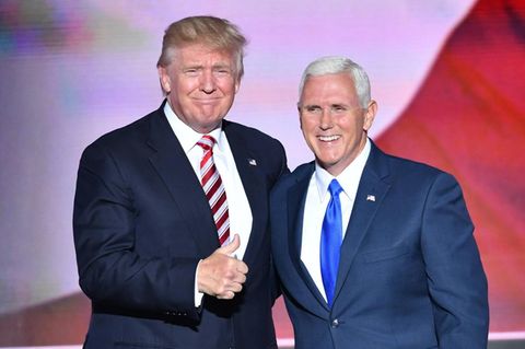Mike Pence und Donald Trump waren ein Team: Team Trump. Pence, nach eigenen Aussagen "ein Christ, ein Konservativer und ein Republikaner – in dieser Reihenfolge", stand über die gesamte Amtszeit loyal hinter Trump. Der Evangelikale ertrug Trumps öffentliche Aussetzer bei X, damals noch Twitter, und trug politische Entscheidungen mit: gegen Einwanderung und Abtreibung, für Religion, Waffen und eine liberale Wirtschaft.    Dann kam mit dem Sturm auf das Capitol am 6. Januar 2021 der Bruch. Damals habe Trump von ihm verlangt, sich über die Verfassung zu stellen. Das sagte Pence in seiner Bewerbungsrede für die Präsidentschaft, die er im vergangenen Jahr zeitweise anstrebte – und damit gegen seinen einstigen Förderer kandidierte. Das hat ihm Trump nicht verziehen: Er suchte sich bei seiner erneuten Kandidatur mit dem 39-jährigen J.D. Vance einen anderen Kandidaten.