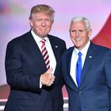 Mike Pence und Donald Trump waren ein Team: Team Trump. Pence, nach eigenen Aussagen "ein Christ, ein Konservativer und ein Republikaner – in dieser Reihenfolge", stand über die gesamte Amtszeit loyal hinter Trump. Der Evangelikale ertrug Trumps öffentliche Aussetzer bei X, damals noch Twitter, und trug politische Entscheidungen mit: gegen Einwanderung und Abtreibung, für Religion, Waffen und eine liberale Wirtschaft.    Dann kam mit dem Sturm auf das Capitol am 6. Januar 2021 der Bruch. Damals habe Trump von ihm verlangt, sich über die Verfassung zu stellen. Das sagte Pence in seiner Bewerbungsrede für die Präsidentschaft, die er im vergangenen Jahr zeitweise anstrebte – und damit gegen seinen einstigen Förderer kandidierte. Das hat ihm Trump nicht verziehen: Er suchte sich bei seiner erneuten Kandidatur mit dem 39-jährigen J.D. Vance einen anderen Kandidaten.