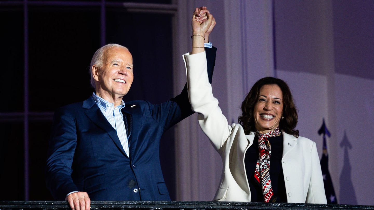 "We did it, Joe!" – wir haben es geschafft, freute sich Kamala Harris im November 2020. Sie, die Hoffnungsträgerin, als Vizepräsidentin an der Seite Joe Bidens, der das Land nach einer stürmischen Trump-Präsidentschaft beruhigen wollte. Die heute 59-Jährige ist die erste schwarze Frau mit diesem Amt, die Erwartungshaltung von allen Seiten war überdimensional; der Sexismus ebenso.    Vier Jahre lang stand sie meist im Schatten Bidens. Mit der Immigration und der Reform der Strafjustiz war sie für besonders undankbare Bereiche verantwortlich, mit denen sich kaum Wahlen gewinnen lassen. Häufig blieb sie eher im Hintergrund und ist zwar landesweit bekannt, aber kaum jemand weiß, wofür sie steht. Zur möglichen Retterin der Stunde wurde sie erst nach Bidens miserabler TV-Debatte. Plötzlich suchten die Demokraten händeringend nach einer möglichen Nachfolgerin – und Harris war da. Denn an dem Doppel-Ticket hängen Millionen US-Dollar an Wahlkampfspenden, die Harris im Gegensatz zu anderen Kandidatinnen oder Kandidaten nutzen dürfte. Bisher jedoch bleibt Biden auf seinem Posten – und damit auch Harris