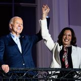 "We did it, Joe!" – wir haben es geschafft, freute sich Kamala Harris im November 2020. Sie, die Hoffnungsträgerin, als Vizepräsidentin an der Seite Joe Bidens, der das Land nach einer stürmischen Trump-Präsidentschaft beruhigen wollte. Die heute 59-Jährige ist die erste schwarze Frau mit diesem Amt, die Erwartungshaltung von allen Seiten war überdimensional; der Sexismus ebenso.    Vier Jahre lang stand sie meist im Schatten Bidens. Mit der Immigration und der Reform der Strafjustiz war sie für besonders undankbare Bereiche verantwortlich, mit denen sich kaum Wahlen gewinnen lassen. Häufig blieb sie eher im Hintergrund und ist zwar landesweit bekannt, aber kaum jemand weiß, wofür sie steht. Zur möglichen Retterin der Stunde wurde sie erst nach Bidens miserabler TV-Debatte. Plötzlich suchten die Demokraten händeringend nach einer möglichen Nachfolgerin – und Harris war da. Denn an dem Doppel-Ticket hängen Millionen US-Dollar an Wahlkampfspenden, die Harris im Gegensatz zu anderen Kandidatinnen oder Kandidaten nutzen dürfte. Bisher jedoch bleibt Biden auf seinem Posten – und damit auch Harris