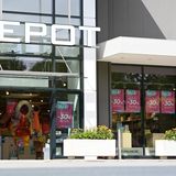 Depot-Filiale des insolventen Unternehmens in Leer, Niedersachsen – im Fenster hängen "Sale"-Plakate