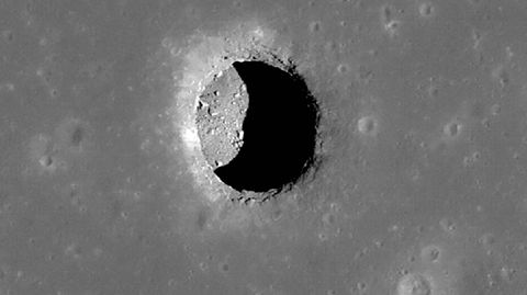 Das ist die Mare Tranquillitatis Grube auf dem Mond, die offenbar einen Zugang zu einer tiefer liegenden Höhle bietet