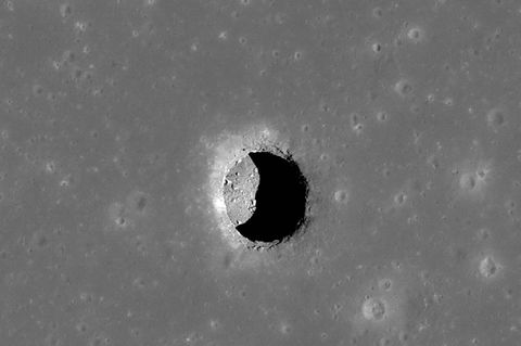 Das ist die Mare Tranquillitatis Grube auf dem Mond, die offenbar einen Zugang zu einer tiefer liegenden Höhle bietet