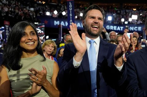 Usha Vance und J.D. Vance applaudieren auf dem Parteitag der Republikaner