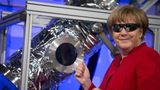 Zwar war Angela Merkel immer technokratische Machtpolitikerin, über sie schmunzeln konnte Deutschland dennoch oft. Immer wieder sorgte die Kanzlerin für amüsante Bilder – mal ganz bewusst, mal unfreiwillig. Hier posiert sie vor einem Kometensimulator bei einem Besuch des Europäischen Astronautenzentrums in Köln im Jahr 2016.