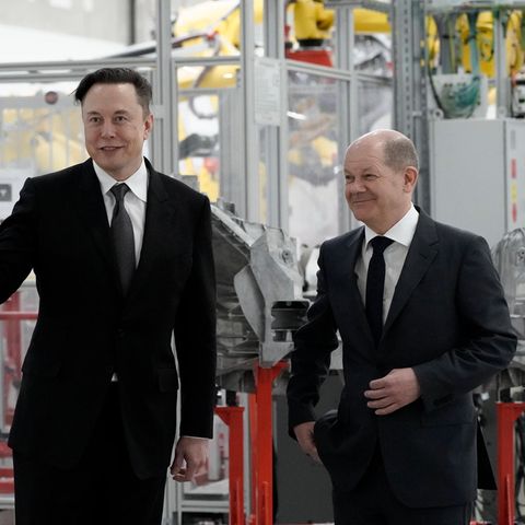 Elon Musk und Olaf Scholz gegen gemeinsam durch die Tesla-Fabrik in Grünheide bei Berlin