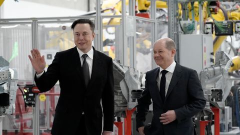 Elon Musk und Olaf Scholz gegen gemeinsam durch die Tesla-Fabrik in Grünheide bei Berlin