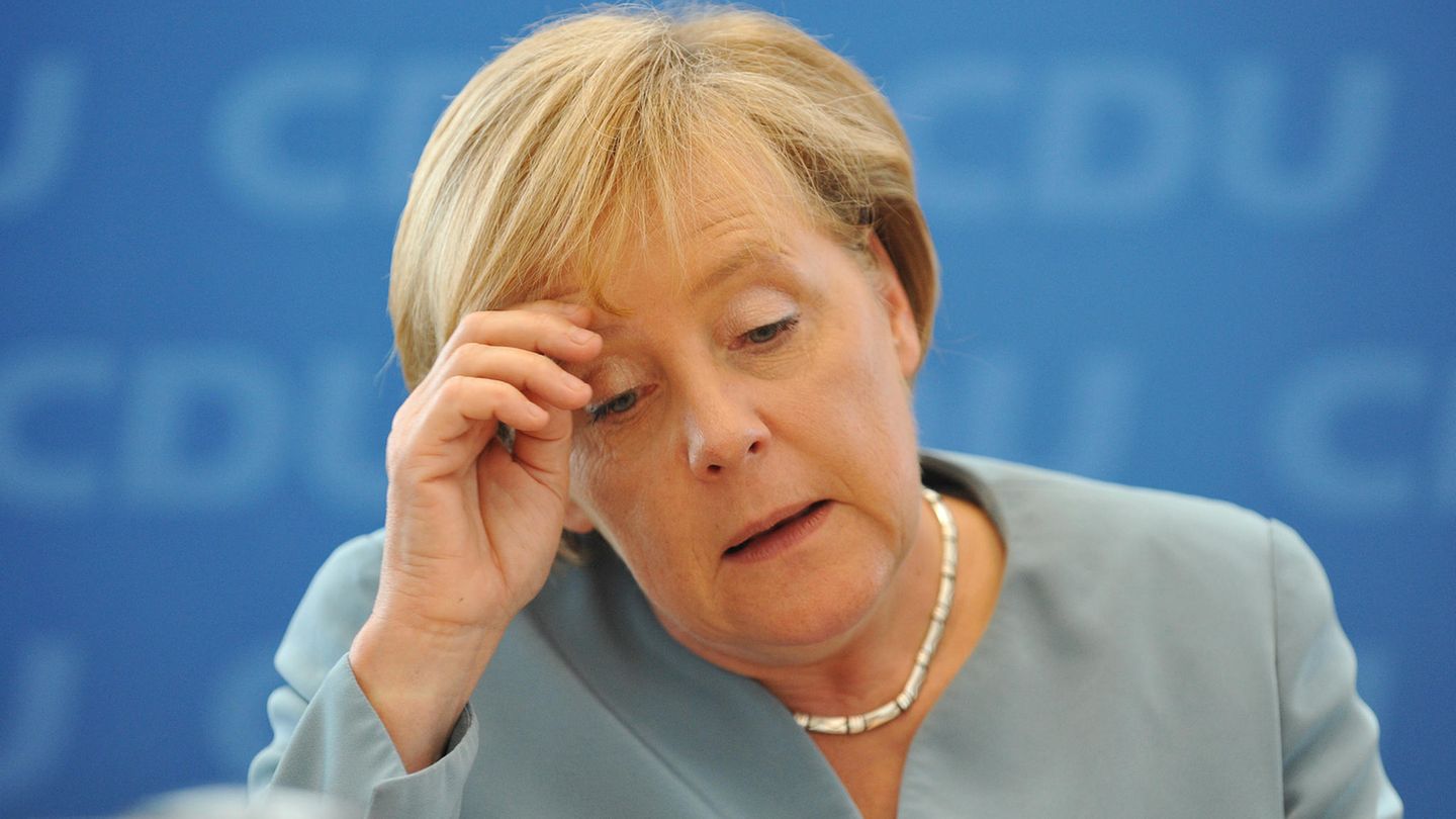 2008: Die ersten beiden Amtszeiten Merkels werden von der Finanzkrise und der Eurokrise überschattet. Im diplomatischen Umgang mit ausländischen Regierungschefs beweist die Kanzler Härte – und erhält den Titel "Madam No". Ihr Auftreten beflügelt ihre Umfragewerte, zur Bundestagswahl 2009 und ihrer darauffolgenden zweiten Amtszeit steht sie im Zenit ihrer Macht.