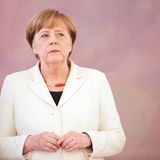 2017: Bei der Bundestagswahl 2017 schafft es Merkel ein viertes Mal ein Regierungsbündnis zu schmieden und Kanzlerin zu werden. Die Koalitionsgespräche dauern lang, zuerst ist die SPD nicht zur Wiederauflage der GroKo bereit, dann stimmen sie doch zu. Merkels vierte Amtszeit ist ihre mit Abstand ruhigste.