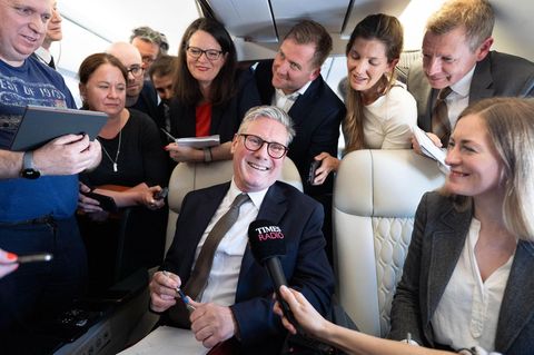 Premierminister Keir Starmer gibt Interviews auf dem Weg nach Washington zum Nato-Gipfel. Das Regieren liegt ihm sichtlich mehr als der Wahlkampf