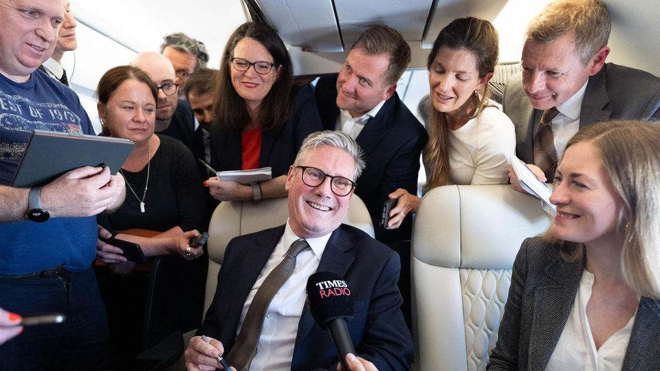 Premierminister Keir Starmer gibt Interviews auf dem Weg nach Washington zum NATO-Gipfel. Er ist offensichtlich mehr am Regieren als am Wahlkampf interessiert