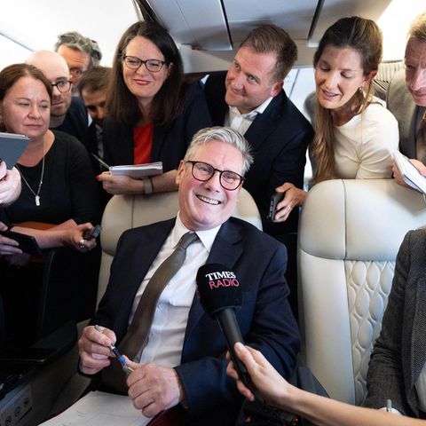 Prime Minister Keir Strandmer gives interviews on the way to Washington for the NATO summit. Government is obviously more than the election campaign