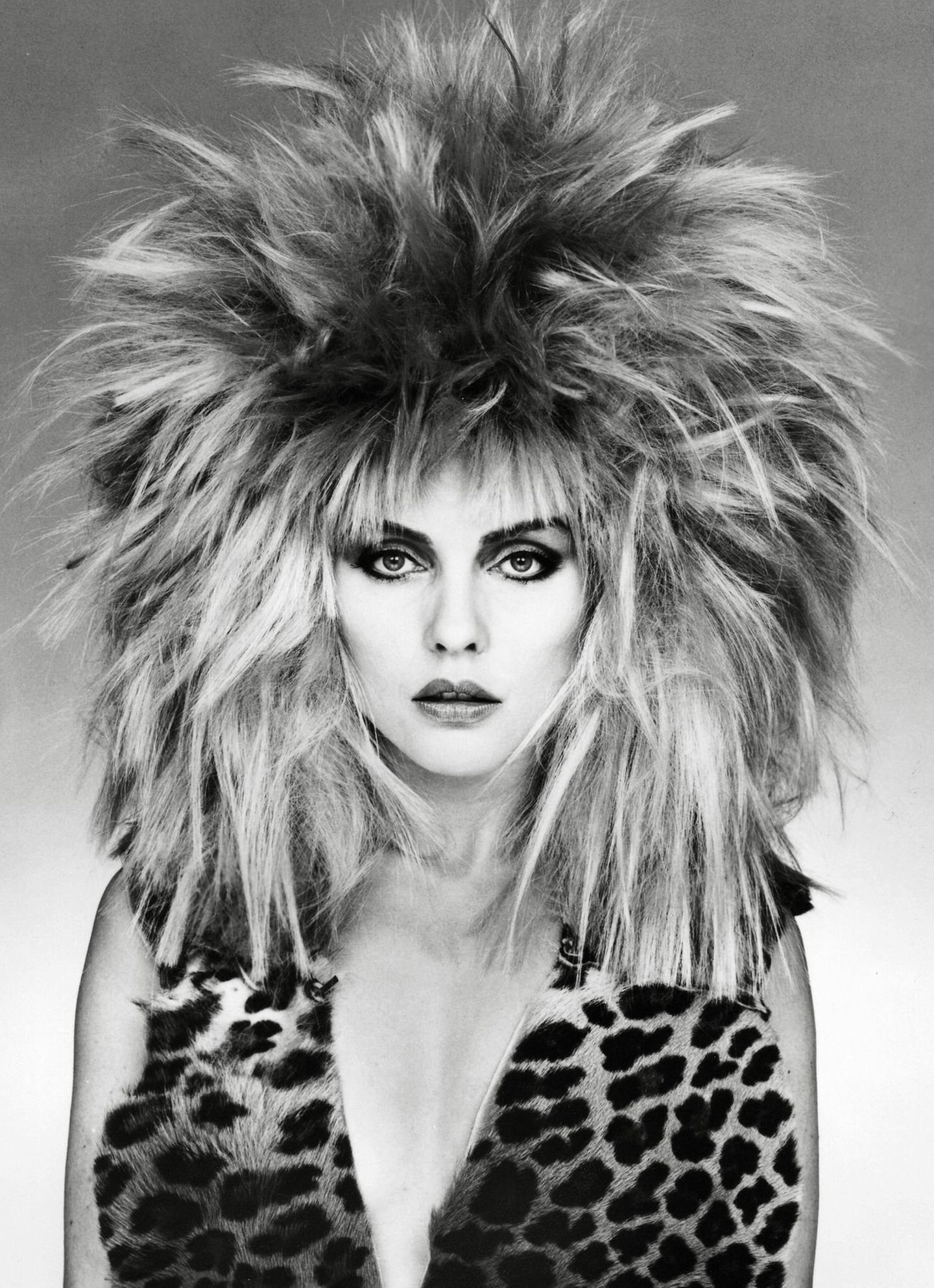 Debbie Harry mit Power-Mähne und Leo-Shirt, 1982