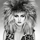 Debbie Harry mit Power-Mähne und Leo-Shirt, 1982