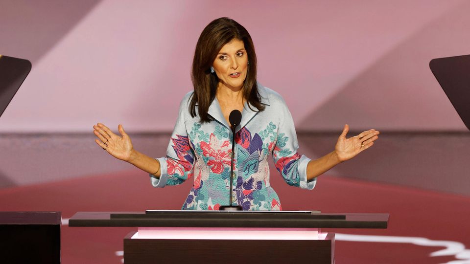 Nikki Haley kriecht vor Donald Trump zu Kreuze – im übertragenen Sinne – und spricht auf dem republikanischen Parteitag