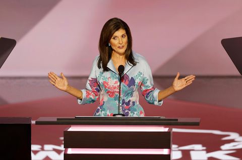 Nikki Haley kriecht vor Donald Trump zu Kreuze – im übertragenen Sinne – und spricht auf dem republikanischen Parteitag
