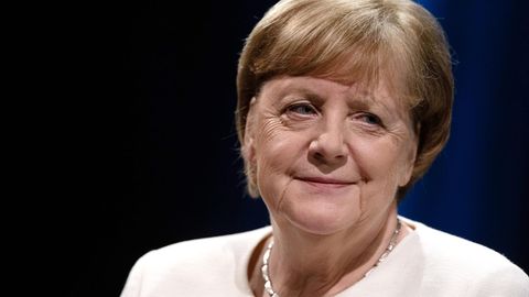 Die frühere Bundeskanzlerin Angela Merkel bei einer Veranstaltung im Rahmen der Leipziger Buchmesse auf einer Bühne im Schauspiel Leipzig