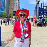 Debi Stolte ist Delegierte aus Florida. Die Leute seien eh schon begeistert gewesen, zum Parteitag zu kommen, erzählt die 65-Jährige. Aber das Attentat habe alles verändert. "Wir sind Zeuge geworden, wie Präsident Trump eine Kugel für uns abbekam. Jetzt sind wir hier, um geeint für ihn zu kämpfen."