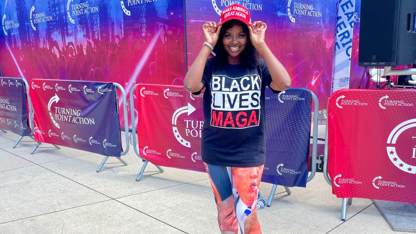 Konferenz der Republikaner: AJ Yvette ist den weiten Weg aus Dallas, Texas angereist. Die 41-Jährige glaubt, dass der Mordversuch Trump im Wahlkampf beflügeln wird. "Ich meine, dieser Mann ist ein Held", sagt sie. "Er wird angeschossen und sein erster Gedanke gilt dem Kampf für sein Land. Wie kann man da nicht für ihn stimmen?" AJ Yvette ist den weiten Weg aus Dallas, Texas angereist. Die 41-Jährige glaubt, dass der Mordversuch Trump im Wahlkampf beflügeln wird. "Ich meine, dieser Mann ist ein Held", sagt sie. "Er wird angeschossen und sein erster Gedanke gilt dem Kampf für sein Land. Wie kann man da nicht für ihn stimmen?"