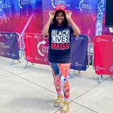 AJ Yvette ist den weiten Weg aus Dallas, Texas angereist. Die 41-Jährige glaubt, dass der Mordversuch Trump im Wahlkampf beflügeln wird. "Ich meine, dieser Mann ist ein Held", sagt sie. "Er wird angeschossen und sein erster Gedanke gilt dem Kampf für sein Land. Wie kann man da nicht für ihn stimmen?"