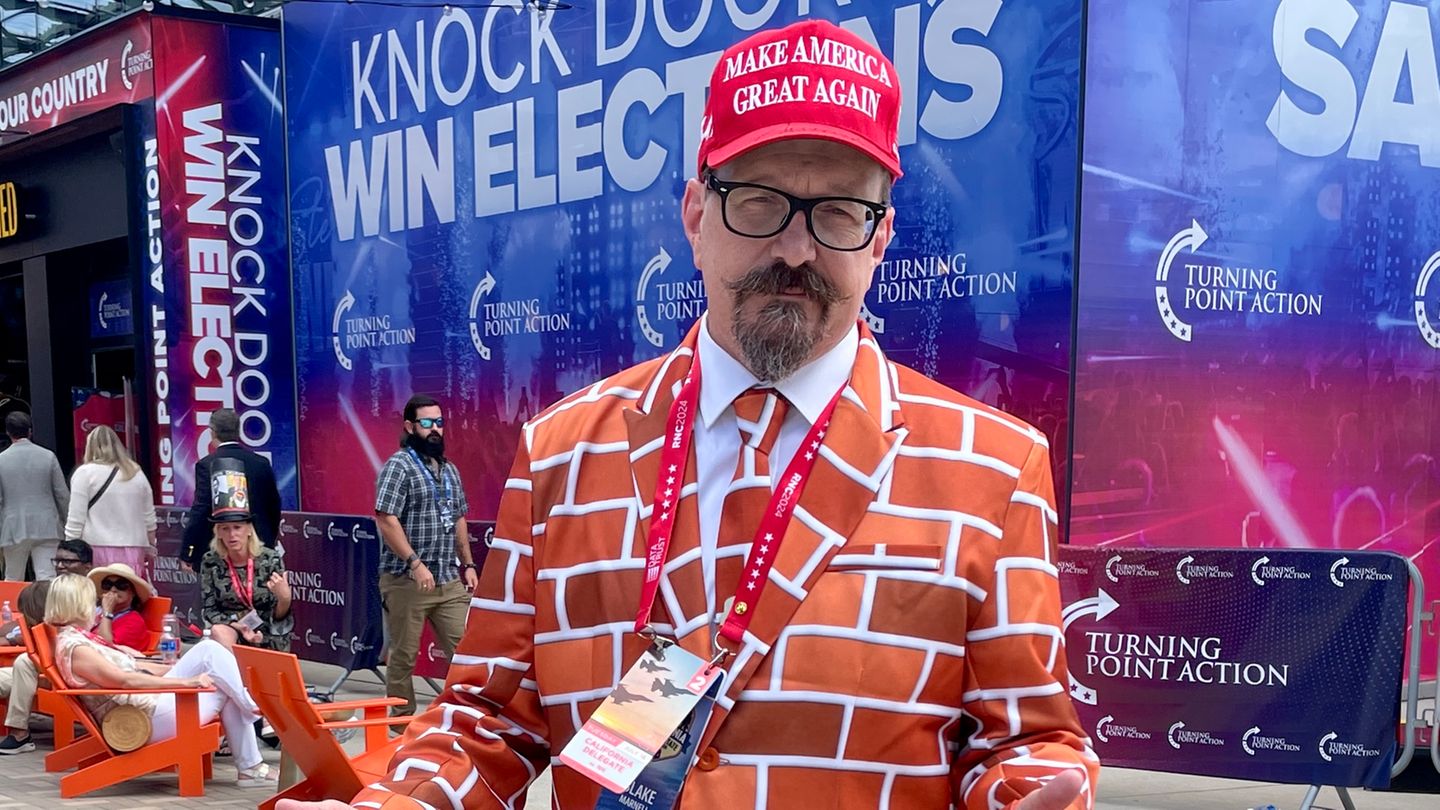 Blake Marnell reist als "wandelnde Mauer" quer durch die Staaten, um bei Trump-Rallys dabei zu sein. In Pennsylvania war er Augenzeuge als der Ex-Präsident angeschossen wurde. "Niemand liebt sein Land mehr als Donald Trump", sagt Blake. "Zeit, dass wir ihm zurück ins Weiße Haus helfen, damit er Amerika wieder groß macht."