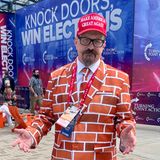 Blake Marnell reist als "wandelnde Mauer" quer durch die Staaten, um bei Trump-Rallys dabei zu sein. In Pennsylvania war er Augenzeuge als der Ex-Präsident angeschossen wurde. "Niemand liebt sein Land mehr als Donald Trump", sagt Blake. "Zeit, dass wir ihm zurück ins Weiße Haus helfen, damit er Amerika wieder groß macht."