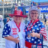 Die Freundinnen Trisha Hope (l.) und Sharon Anders (r.) sind sich sicher, dass der 47. Präsident der USA Donald Trump heißt. "Das Momentum ist auf seiner Seite", sagt Trisha. "Damit wird er die noch Unentschlossenen für sich gewinnen." Sharon pflichtet ihr bei. "2016 ist er angetreten, um die Partei zu vereinen. Und dieses Jahr wird er das Land vereinen."