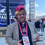 "Wir werden unser großartiges Land retten, ohja, das werden wir", imitiert Steven Wolfe, 35, sein großes Vorbild. Der Delegierte aus Pennsylvania dankt Gott, dass er "seinen Präsidenten" vor dem Attentat beschützt habe. "In diesem Moment hat Gott seine Stimme für Trump abgegeben", glaubt er. "Mit Gottes Hilfe werden wir ihn im Handumdrehen wieder ins Weiße Haus katapultieren." 