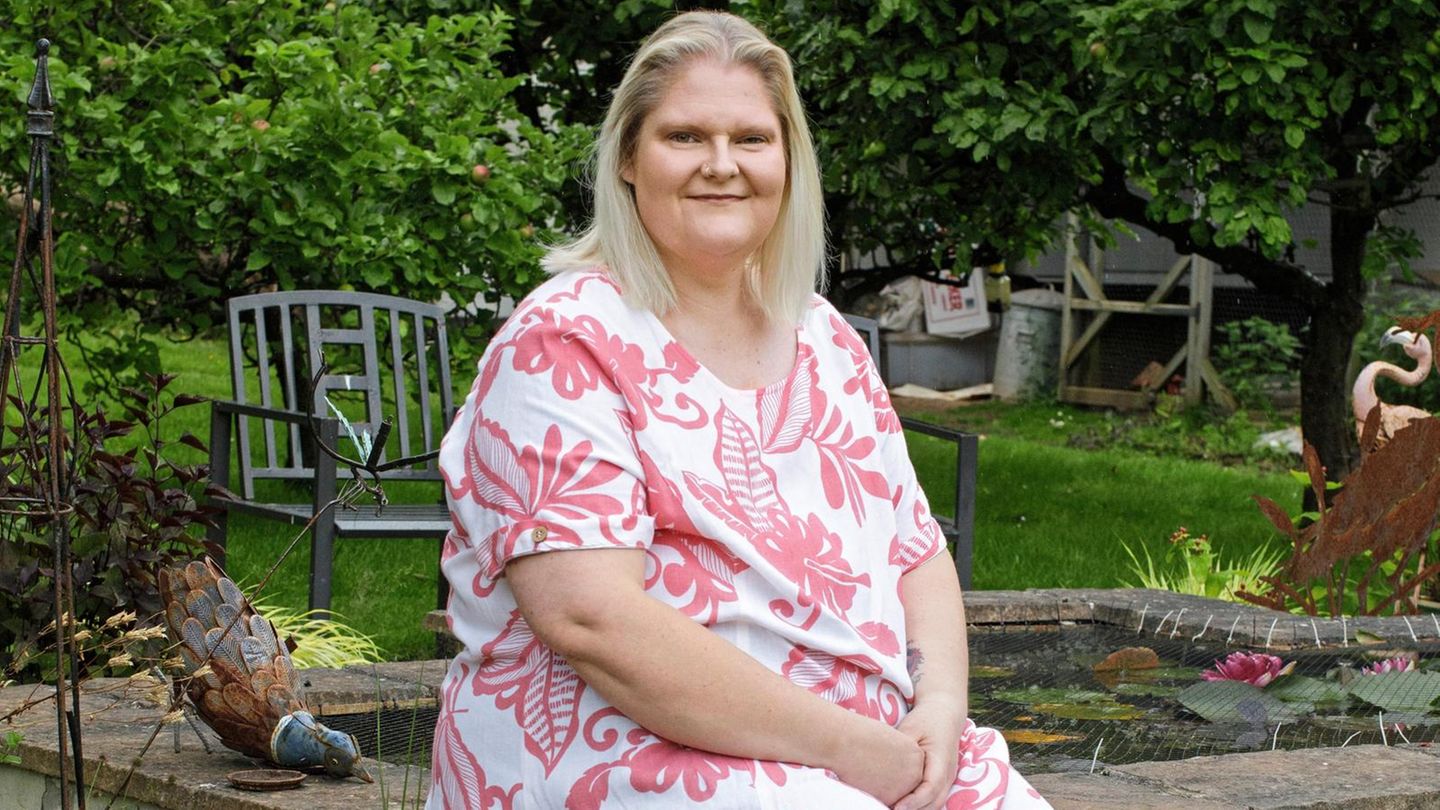 Louise Brown, 45, im Garten ihres Hauses in Bristol