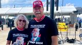 Donna und Paul Anderson sind aus North Dakota angereist. Das Ehepaar trägt T-Shirts mit dem Aufdruck "Ja, ich stimme für einen verurteilten Straftäter". "Lieber ein Straftäter im Weißen Haus, als einen Mann, der keinen Satz zu Ende bringen kann", sagt Paul mit Verweis auf Biden und erklärt, dass alle Verfahren gegen Trump nur der politischen Verfolgung dienten. Seine Frau Donna hofft, dass das Attentat und die Versammlung die Menschen zusammenrücken lässt. "Am Ende des Tages sind wir alle Amerikaner", sagt sie. "Es gibt so viele Problem im Land. Die können wir nur gemeinsam bewältigen."