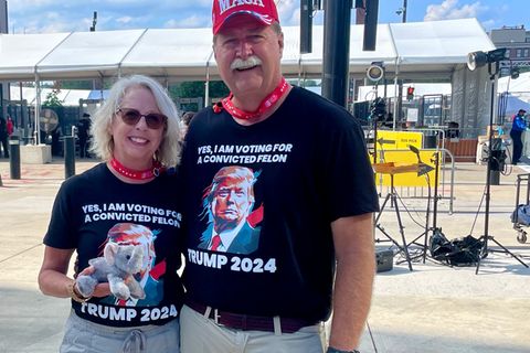 Donna und Paul Anderson sind aus North Dakota angereist. Das Ehepaar trägt T-Shirts mit dem Aufdruck "Ja, ich stimme für einen verurteilten Straftäter". "Lieber ein Straftäter im Weißen Haus, als einen Mann, der keinen Satz zu Ende bringen kann", sagt Paul mit Verweis auf Biden und erklärt, dass alle Verfahren gegen Trump nur der politischen Verfolgung dienten. Seine Frau Donna hofft, dass das Attentat und die Versammlung die Menschen zusammenrücken lässt. "Am Ende des Tages sind wir alle Amerikaner", sagt sie. "Es gibt so viele Problem im Land. Die können wir nur gemeinsam bewältigen."