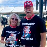 Donna und Paul Anderson sind aus North Dakota angereist. Das Ehepaar trägt T-Shirts mit dem Aufdruck "Ja, ich stimme für einen verurteilten Straftäter". "Lieber ein Straftäter im Weißen Haus, als einen Mann, der keinen Satz zu Ende bringen kann", sagt Paul mit Verweis auf Biden und erklärt, dass alle Verfahren gegen Trump nur der politischen Verfolgung dienten. Seine Frau Donna hofft, dass das Attentat und die Versammlung die Menschen zusammenrücken lässt. "Am Ende des Tages sind wir alle Amerikaner", sagt sie. "Es gibt so viele Problem im Land. Die können wir nur gemeinsam bewältigen."