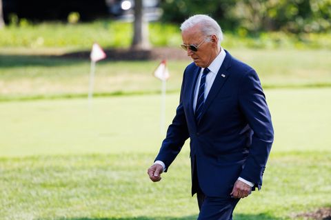 Joe Biden läuft über den Rasen des Weißen Hauses