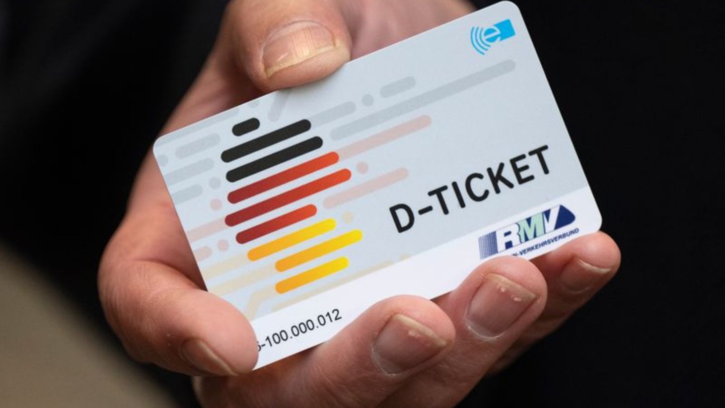 Verkehr: Ministerium rechnet mit mehr Nutzern des D-Tickets im Sommer