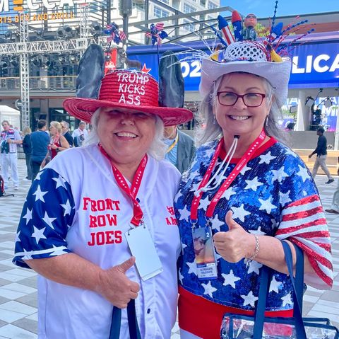 Die Freundinnen Trisha Hope (l.) und Sharon Anders (r.) sind sich sicher, dass der 47. Präsident der USA Donald Trump heißt