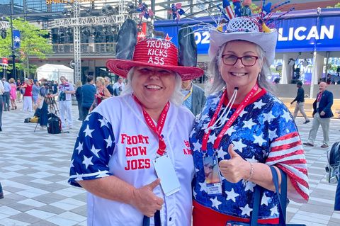Die Freundinnen Trisha Hope (l.) und Sharon Anders (r.) sind sich sicher, dass der 47. Präsident der USA Donald Trump heißt