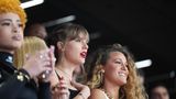 Sie ist die absolute Queen in punkto Promi-Freundschaften: Taylor Swift umgibt sich gern mit berühmten Menschen. Eine davon ist Schauspielerin Blake Lively, die Swift etwa zum Super Bowl 2024 begleitete, um mit ihr zusammen Swifts Freund Travis Kelce auf dem Feld anzufeuern. Die beiden verbringen Feiertage gemeinsam, und Swift sagte in einer Dankesrede einmal, dass Lively und deren Ehemann Ryan Reynolds mit die ersten seien, denen sie neue Musik vorspiele. Außerdem durfte Lively bei einem Musikvideo von Taylor Swift Regie führen, und die Stimme ihrer damals zweijährigen Tochter James hat auf dem Album "Reputation" einen Gastauftritt. Aber auch Swift profitiert.... 