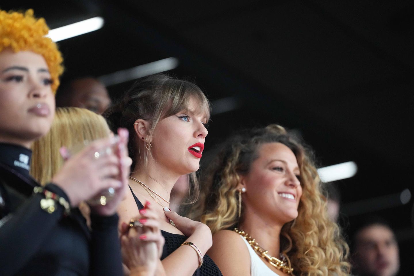 Sie ist die absolute Queen in punkto Promi-Freundschaften: Taylor Swift umgibt sich gern mit berühmten Menschen. Eine davon ist Schauspielerin Blake Lively, die Swift etwa zum Super Bowl 2024 begleitete, um mit ihr zusammen Swifts Freund Travis Kelce auf dem Feld anzufeuern. Die beiden verbringen Feiertage gemeinsam, und Swift sagte in einer Dankesrede einmal, dass Lively und deren Ehemann Ryan Reynolds mit die ersten seien, denen sie neue Musik vorspiele. Außerdem durfte Lively bei einem Musikvideo von Taylor Swift Regie führen, und die Stimme ihrer damals zweijährigen Tochter James hat auf dem Album "Reputation" einen Gastauftritt. Aber auch Swift profitiert.... 