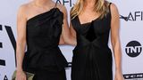 Keine Überraschung, aber eine der schönsten Freundschaften Hollywoods: Zehn Jahre lang waren Courteney Cox und Jennifer Aniston "Friends" vor der Kamera und leben das Motto seither auch privat. Cox machte Aniston sogar zur Patentante ihrer Tochter Coco Arquette. "Sie ist so witzig wie keine andere, von innen und außen umwerfend. Sie ist auf eine wunderschöne Art unabhängig und kümmert sich um alle, selbst, wenn sie dich nicht kennt", schwärmte Aniston kürzlich über ihre Freundin auf Instagram. Die männlichen Pendants sind vielleicht...