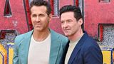 Sie spielen beide Superhelden und sind eigentlich Konkurrenten - doch Ryan Reynolds und Hugh Jackman verbindet seit 17 Jahren eine tiefe Freundschaft. Die beiden gehen gern gemeinsam spazieren. Reynolds sei ein unglaublich guter Zuhörer, schwärmte Jackman kürzlich über seinen Kumpel. "Ich kann dir alles sagen und du mir alles und dabei habe ich nicht das Gefühl, dass du mich verurteilst oder mir jedes mal sagst, was ich tun soll." Das sei der Schlüssel zu ihrer Freundschaft.