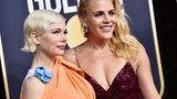 Michelle Williams und Busy Philipps waren noch Teenager, als sie sich am Set der Teenie-Serie "Dawson's Creek" kennenlernten und von da an unzertrennlich wurden. Dass ihre Karrieren danach unterschiedliche Richtungen nahmen, tat der Freundschaft keinen Abbruch: Während Philipps weiter hauptsächlich Nebenrollen in TV-Serien bestritt, stieg Williams zu gefragten Film-Schauspielerin auf, war bereits fünf Mal für einen Oscar nominiert. Bei der Verleihung jedes Mal an ihrer Seite: ihre beste Freundin Busy.