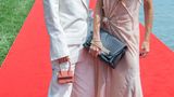 Als die Beckhams 2007 von London nach Los Angeles zogen, kannten sie dort kaum jemanden. Doch in Eva Longoria fand Victoria Beckham eine ihrer ersten Freundinnen. Kennengerlernt haben sie sich über Longorias damaligen Mann, den Basketballer Tony Parker, der wiederum Victorias Mann David Beckham kannte. Die Frauen verstanden sich so gut, dass Beckham Longoria später zur Patentante von Tochter Harper machte. Die Freundschaft hält bis heute, auch wenn die Beckhams wieder in England leben. "Sie ist sehr loyal", so Longoria über Victoria Beckham.