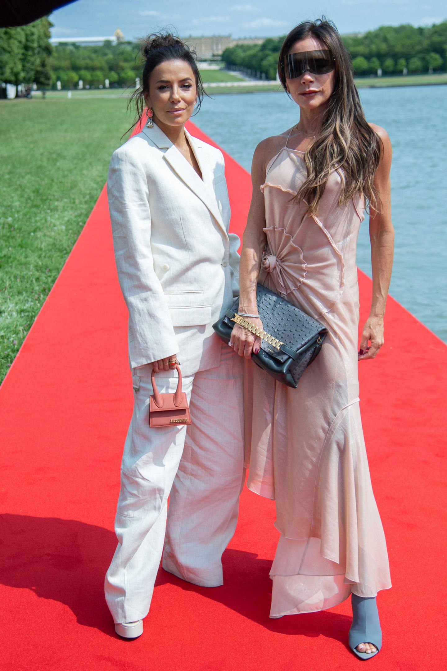 Als die Beckhams 2007 von London nach Los Angeles zogen, kannten sie dort kaum jemanden. Doch in Eva Longoria fand Victoria Beckham eine ihrer ersten Freundinnen. Kennengerlernt haben sie sich über Longorias damaligen Mann, den Basketballer Tony Parker, der wiederum Victorias Mann David Beckham kannte. Die Frauen verstanden sich so gut, dass Beckham Longoria später zur Patentante von Tochter Harper machte. Die Freundschaft hält bis heute, auch wenn die Beckhams wieder in England leben. "Sie ist sehr loyal", so Longoria über Victoria Beckham.