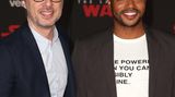 ... die Serienstars Zach Braff und Donald Faison. Auch sie standen viele Jahre als beste Freunde vor der Kamera, spielten in der Sitcom "Scrubs" Ärzte. Nach der Dreharbeiten der ersten Staffel hatten beide Schauspielverpflichtungen in New York und beschlossen, sich gemeinsam eine Wohnung zu mieten. "Mir wurde klar, dass er mein bester Freund ist, als wir im Wohnzimmer zusammen Tischtennis in Unterhosen gespielt haben", erzählte Faison einmal.