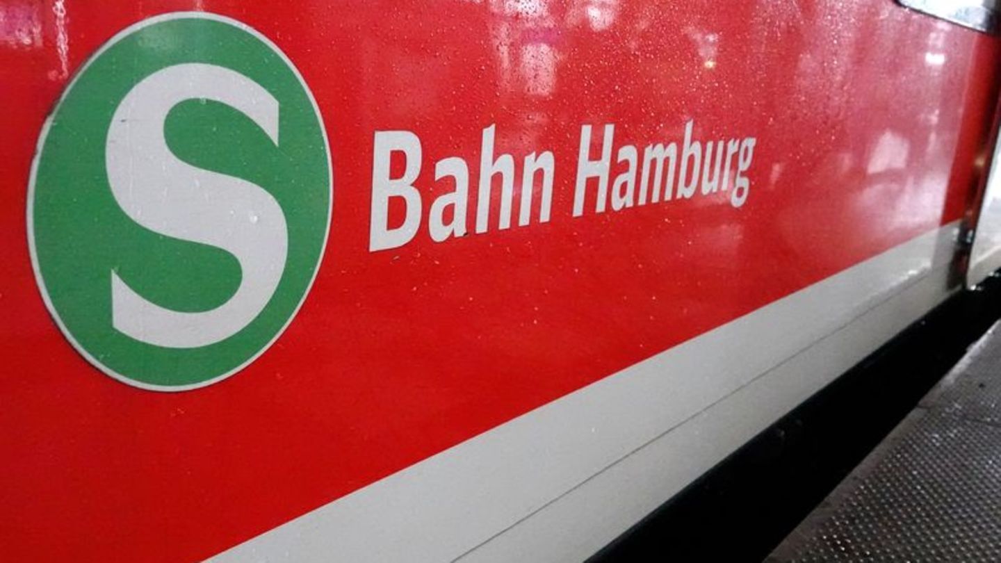 Kriminalität: Bettler soll Fahrgast mit Messer in S-Bahn bedroht haben